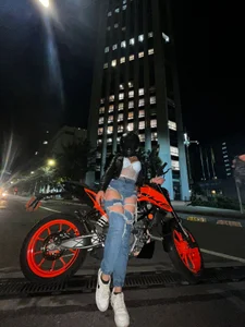 Student_of_Bdsm on my motorcycle Foto 3