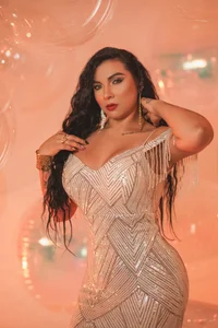 SeleneLujan Elegance bubbles Pic 5