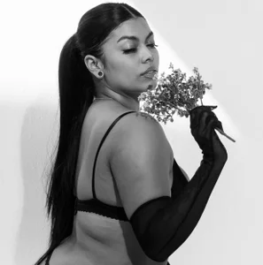 jennifer_oliveira: Hi :) 🖤 ( 5 фото)