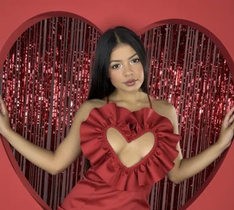 ashleythompson2025のHappy Valentine's Day! Here's your little chocolate, eager to melt all over you 💝💘の 2枚の写真