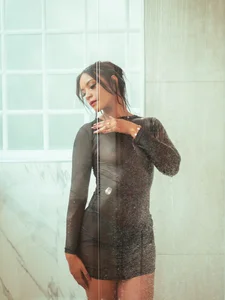 ZoeSmitth kullanıcısının Hot shower 💦 albümü -  5 fotoğraf