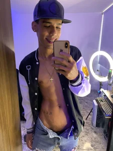 Damianwhite Public  4টি ছবি