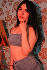 emily_clarkk_ Public Pic 5