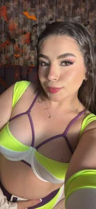 IsabellaAnngel Come push my button and see what happens 💚💜 Immagine  3