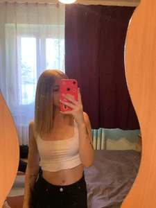 mila_glow1 just me😜 টি ছবি