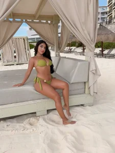 Mila_Hudson I love going to the beach slika 4
