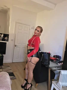 KiraBestxo Hot pants and stripper heels 👠 😍 🤪 Pic 3