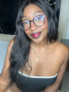 YallianaBrooks 😈A single glance won't be enough to take me all in🤤 . fénykép