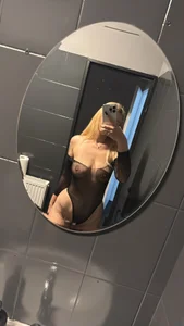 Anaayss_ Too hot for the mirror guys? 😈 Kuva