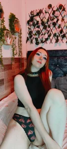 Amber_prada Black Crop Top Ass Tease Foto 8