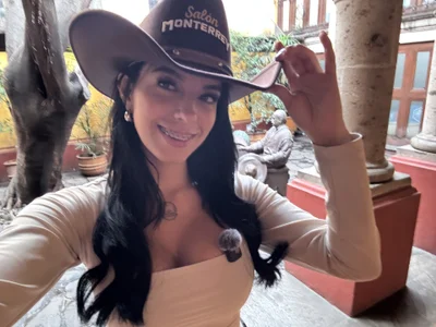 LuciaBabyJhonnes: Your favorite cowgirl 🤠💕 ( 2 фото)