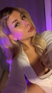 Lillie_blonde Public Pic 4