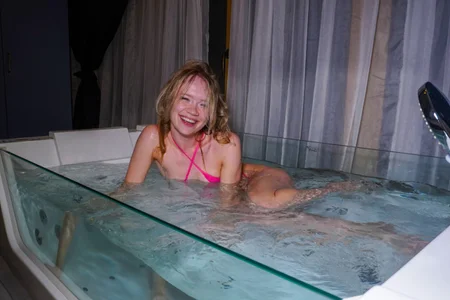 Enjoy me in my sexy bikini de Lily_Young Foto 6