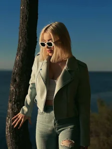 HollyTaillor Public Pic 4