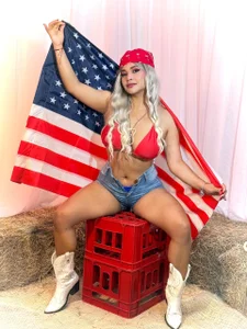 Violeth-Smit My exclusive 4th of July album is here! ❤️🤍💙 Celebrate with me and enjoy this patriotic photoset. Pic 4