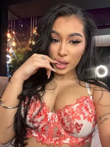 Get closer to me🤭 de CherrieTeen  Imagens