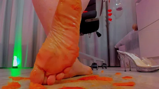 Almaz-Fire-Fox-One: FEET IN ORANGES ( 5 фото)