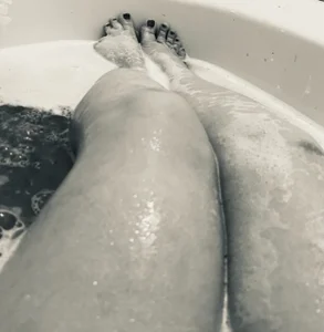 Anaisana Bathing my feet slika 2