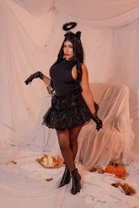 TaniaMills angel or demon 😈 รูป  4