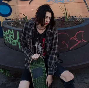 Deny__v Public Poză 5