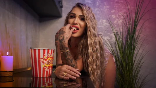 Nicol2NayaのBright, confident and full of naughty energy 😈 Let me bring you sunshine, smiles & hot vibesの枚の写真