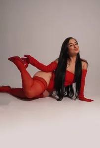 Auroraa_miller The secret is in the red 🔥💋  6টি ছবি