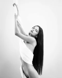 chrystal_js Black and White ♥ Pic 4