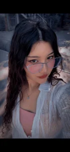 JenniferWallace 💕 I love my new look—a little intellectual, a little cute, and so *me* ✨🤍  4টি ছবি