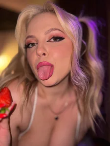 MayaAkashova: Sexy girl with a strawberry ( 8 фото)