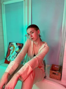 RochelCozzi Cold neon, warm silence Pic 5