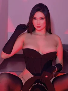 MaddisonLowe RED ROOM 🧨 Pic 3