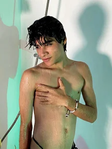 Leo_Glow Under water… where temptations are born. صورة واحدة|Leo_Glow Under water… where temptations are born. صورتان|Leo_Glow Under water… where temptations are born.  2 صور|Leo_Glow Under water… where temptations are born.  2 صورة