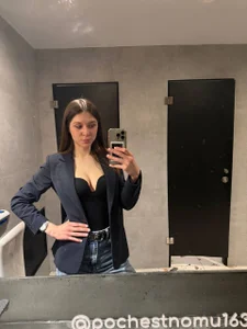 DavinaParady at the bar Bilde