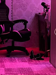 Backstage before the stream. Good spirits, a smile, and a bit of music before meeting up with you. od RoyalVelour_  9 snímek