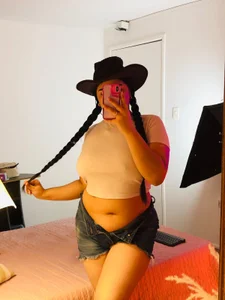 ArabellaTurner Yija!🤠 টি ছবি