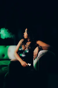 Charlotte__Brown_ LET'S SUCK THE SMOKE FROM MOUTH TO MOUTH Foto 3