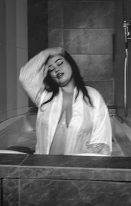 SofiaBloommの¿Would you join me in the bathtub?🫧💦の 4枚の写真
