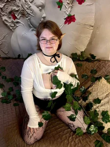 MaryFloreeelf in the leaves Bild 2