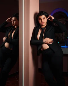 mia_blake___ Your girl in a suit🖤 Billede 3