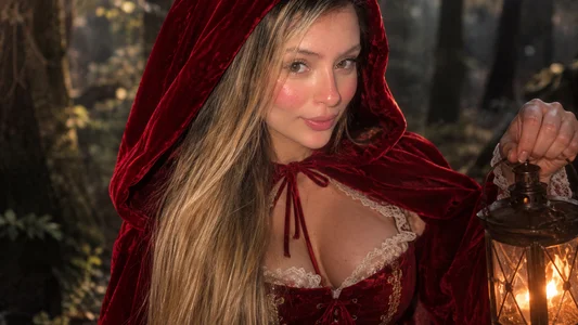 Giigii_Hadiid_ Do you like this Little Red Riding Hood? 🎃🍬🍭 Pic 3