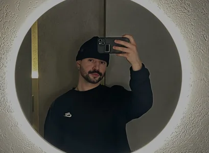 selfie de enenenu  2 Imagens