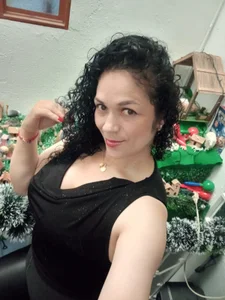 Aliciia_cute1 A little hot and playful dressed in black my hot man Bilde 5