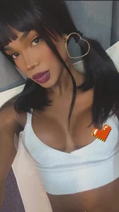 My favorite outfit? Confidence and a wicked smile 💋 de NaomiSteward  Imagens