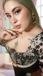 MiaBloom- Public Pic