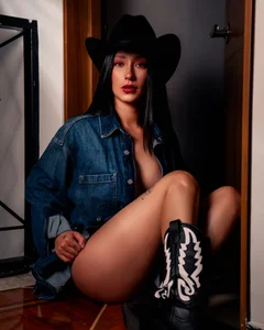 Ary_thompson__ Your trusted cowgirl🤠 Pic 2