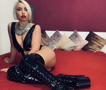 LuanaColucci Public Pic 3