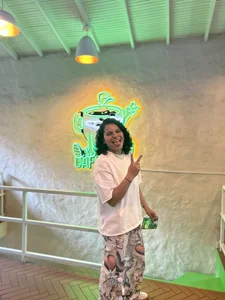 Emmy-Russo Public Foto 3