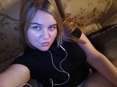 TypicalWoman Public Bilde