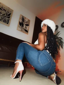 Hilaryebony_ Pants, heels and oil Fotka