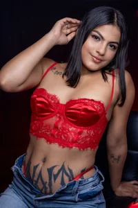 Megan_browns1 sexy megan in red Immagine  2